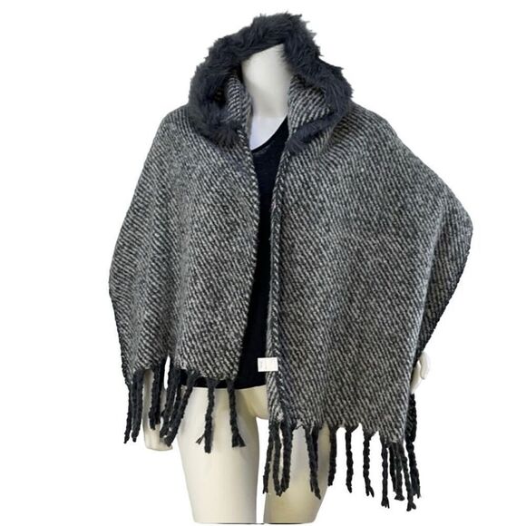 NWT Coco + Carmen hooded shawl with fringes - Picture 1 of 6
